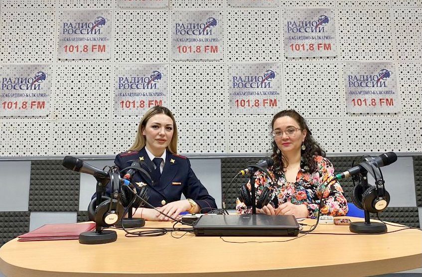В Кабардино-Балкарии автоинспекторы в прямом радиоэфире обсудили вопросы безопасности детей на дорогах