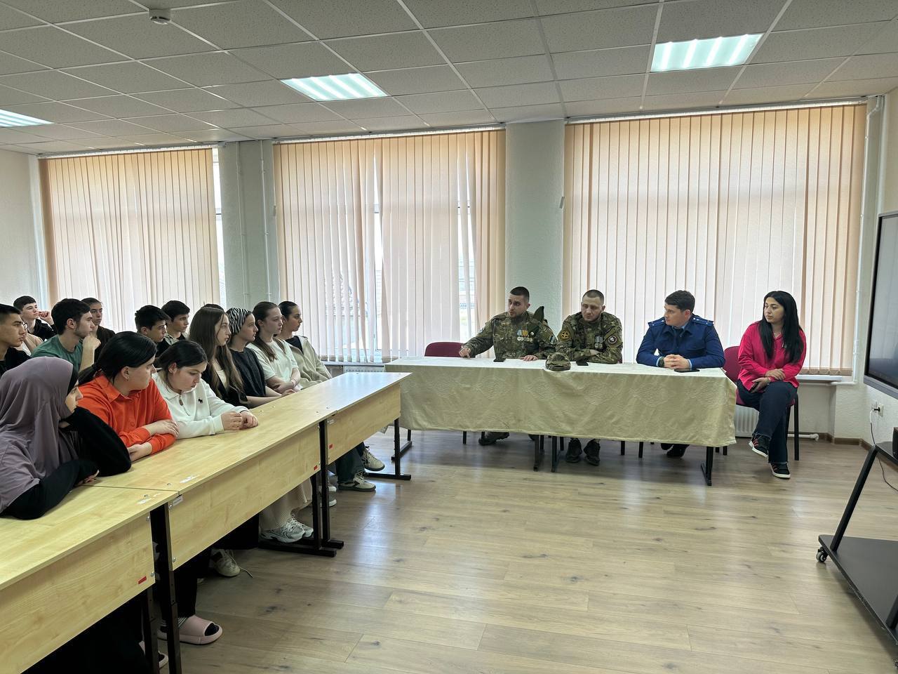 В преддверии празднования 80-й годовщины Победы в Великой Отечественной войне 1941-1945 годов сотрудники прокуратуры Лескенского района совместно с ветеранами боевых действий провели военно-патриотический урок
